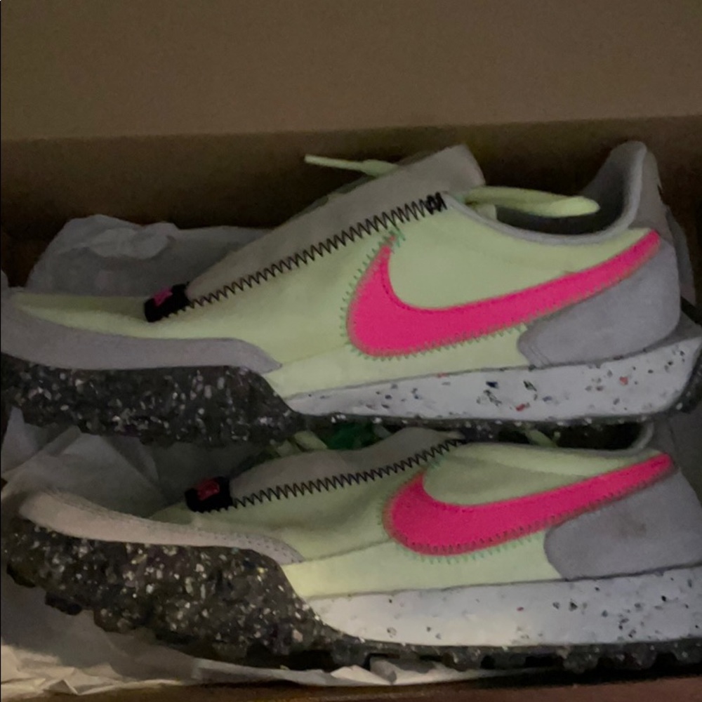 Nike - Picture 2 of 4